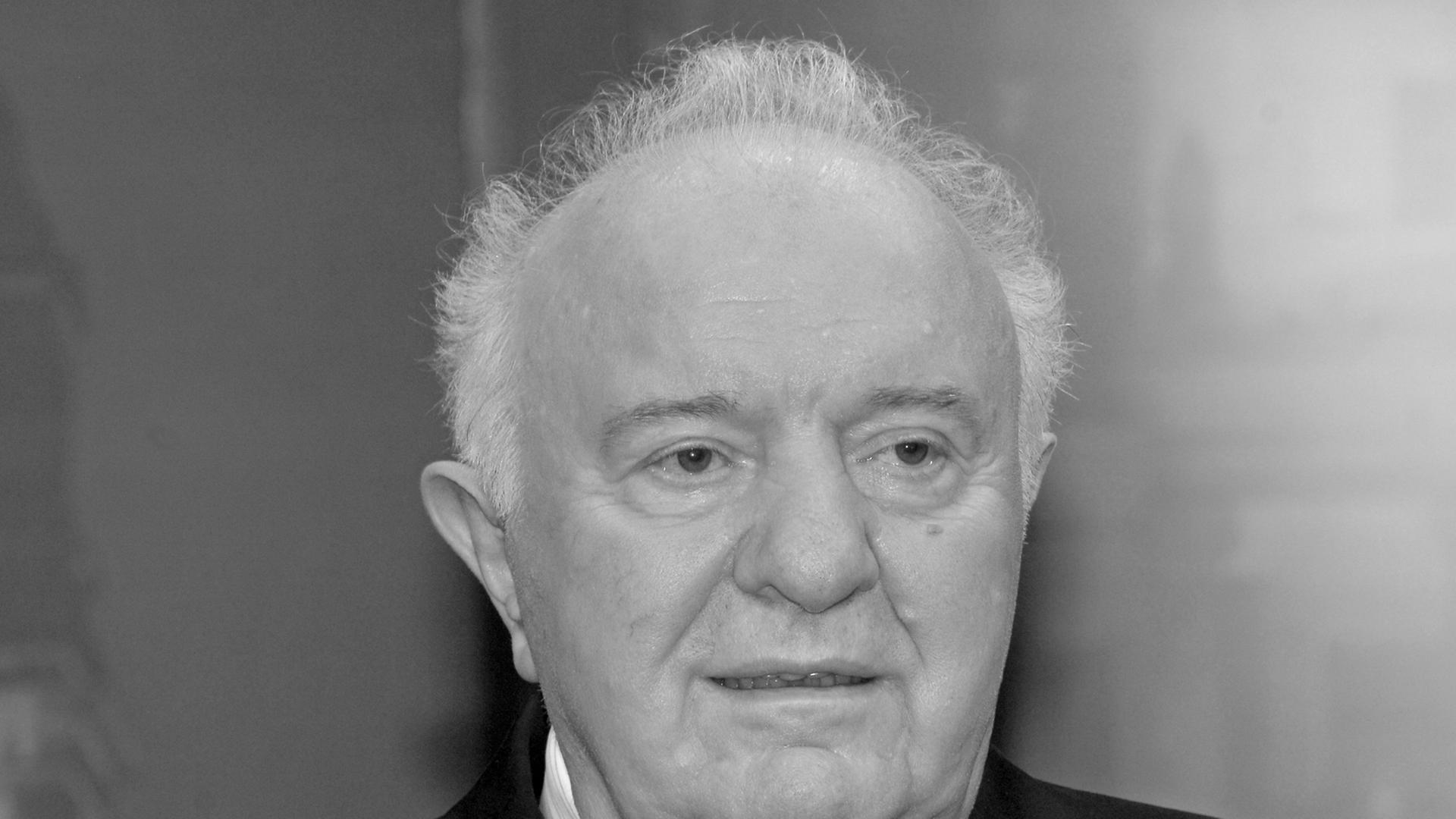 Schwarz-Weiß-Porträtbild von Eduard Schewardnadse aus dem Jahr 2009