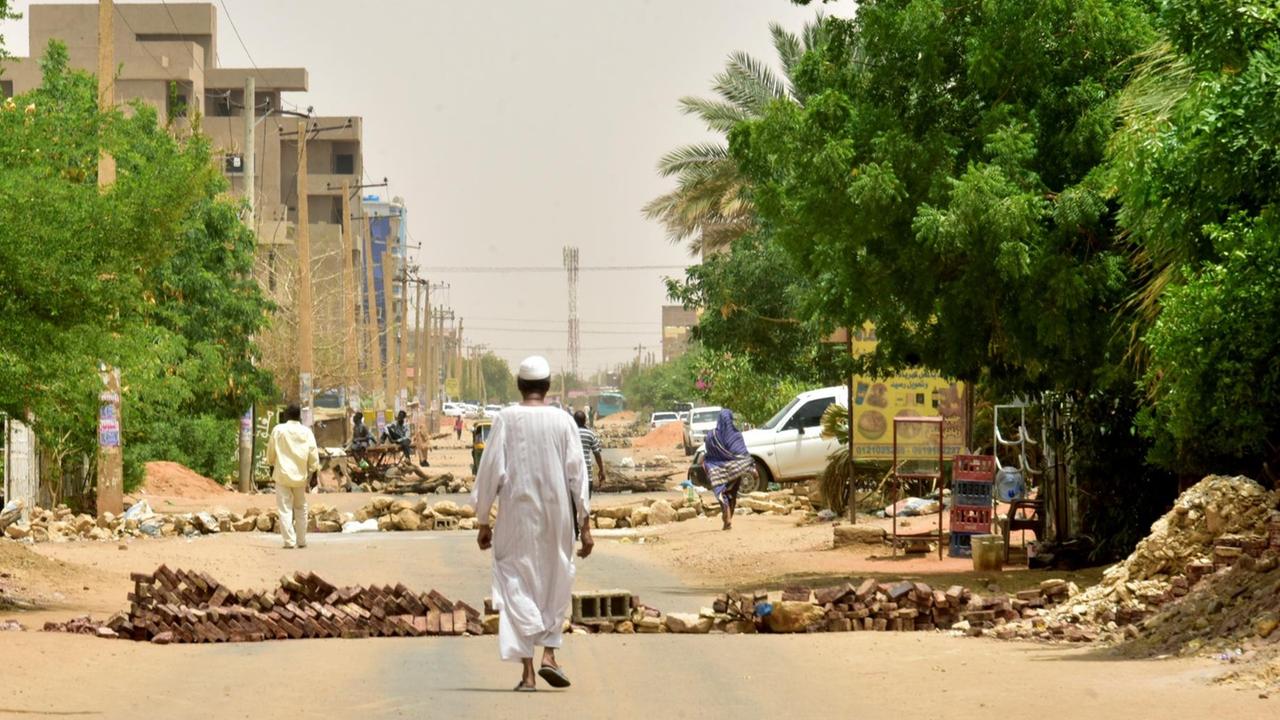 Straße mit Barrikaden in Khartum nach den Zusammenstößen zwischen Polizei und Demonstranten