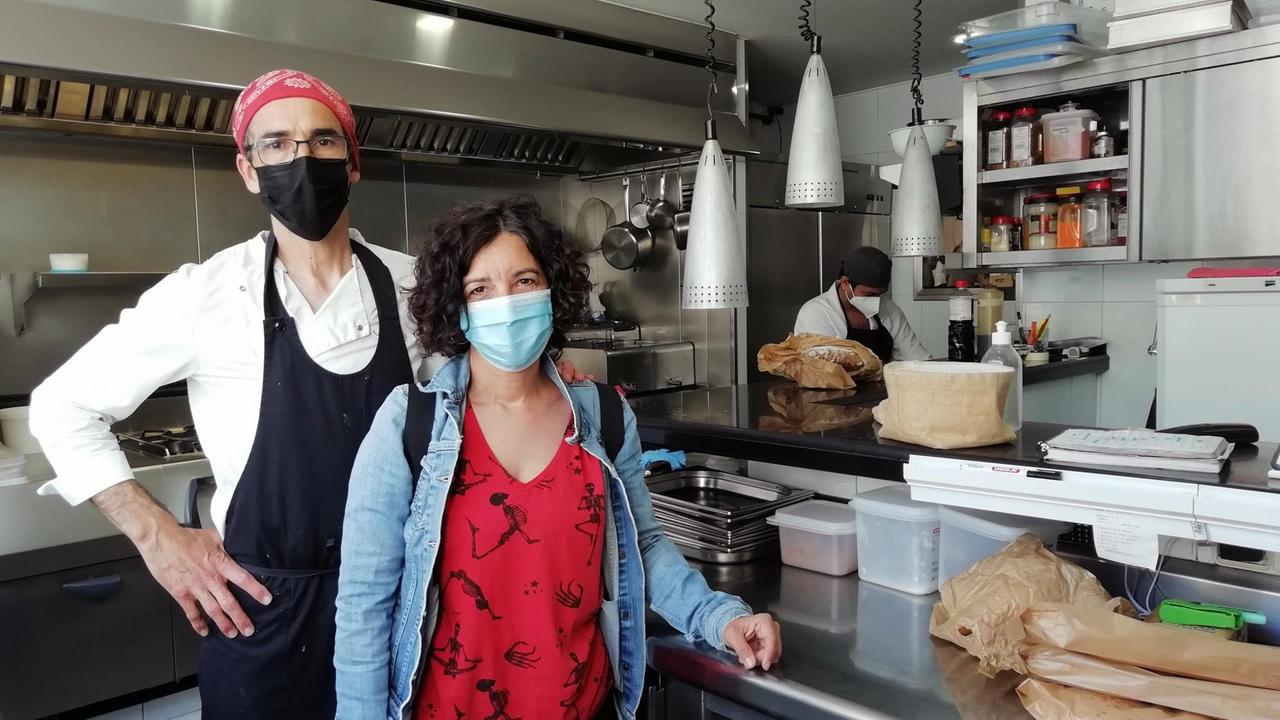 Maica und Juan Manuel Rubio stehen mit Mundschutz in der Restaurantküche.