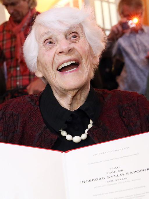 Die Kinderärztin Ingeborg Syllm-Rapoport hat in Hamburg den Doktortitel verliehen bekommen - im Alter von 102 Jahren.
