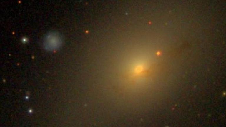 Die linsenförmige Galaxie NGC 2911 auf einer Aufnahme des Sloan Survey