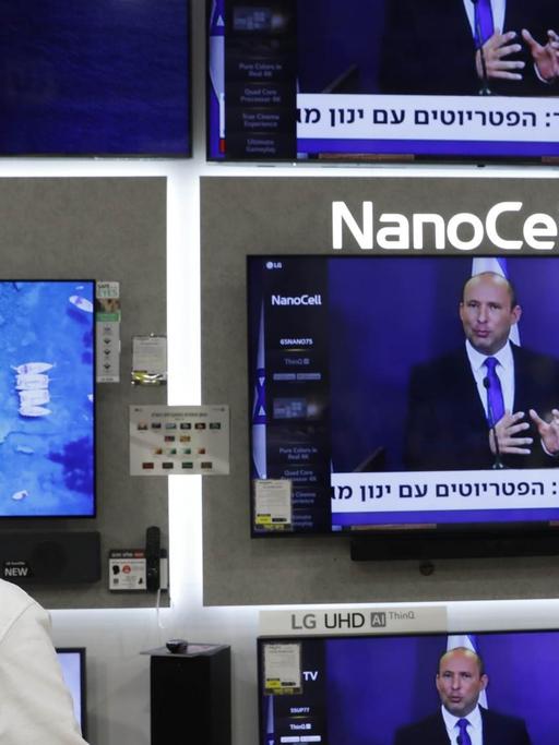 Israels gucken am 31. Mai 2021 auf Fernsehern die Pressekonferen von Naftali Bennett