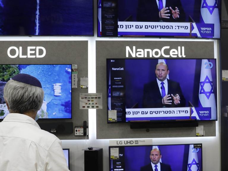 Israels gucken am 31. Mai 2021 auf Fernsehern die Pressekonferen von Naftali Bennett