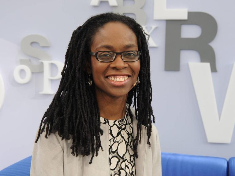 Die Autorin Sharon Dodua Otoo sitzt bei der Leipziger Buchmesse im Jahr 2017 auf dem blauen Sofa.