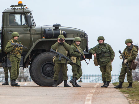Bewaffnete Milizen kontrollieren einen Zugang zum ukrainischen Flughafen Sewastopol.