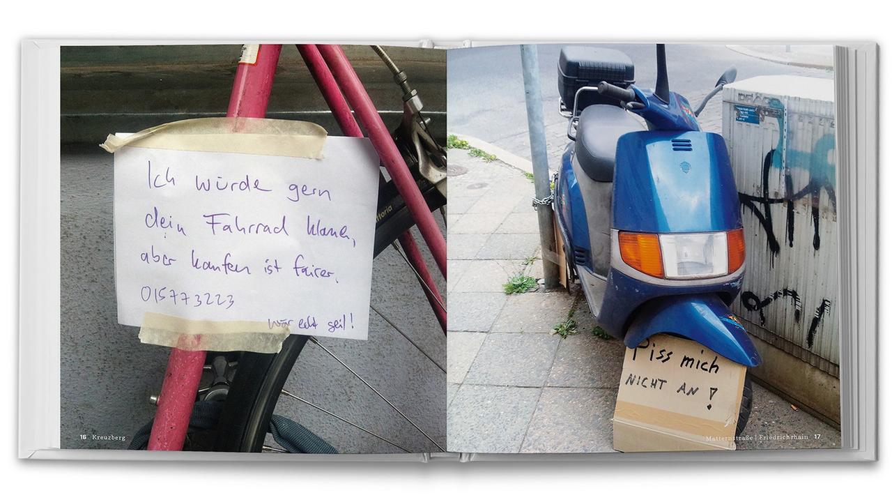 Ein aufgeklapptes Buch mit zwei Fotos, darauf ein Moped und ein Zettel an einem Fahrrad