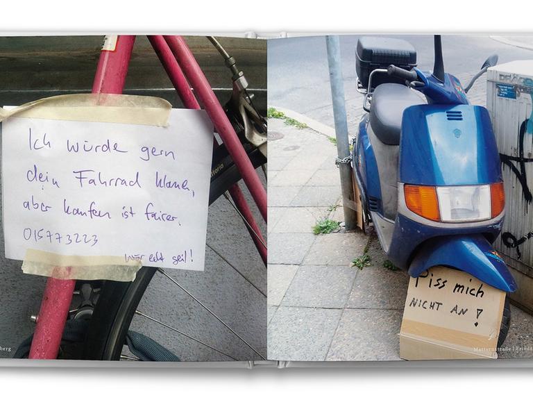 Ein aufgeklapptes Buch mit zwei Fotos, darauf ein Moped und ein Zettel an einem Fahrrad