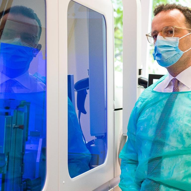 Bundesgesundheitsminister Jens Spahn (CDU) besucht die Virologie der Universitätsklinik des Saarlandes und trägt dabei unter anderem einen Mundschutz.