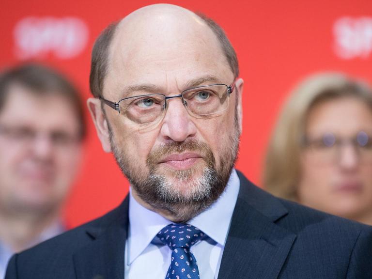 SPD-Chef Schulz spricht im Willy-Brandt-Haus in Berlin. Im Hintergrund sind SPD-Vize Stegner und die saarländische Spitzenkandidatin Rehlinger.