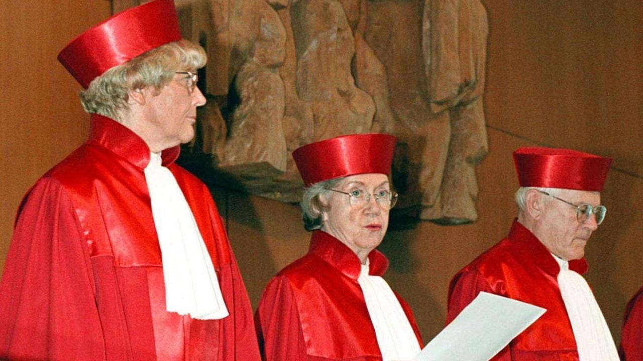 Der Zweite Senat des Bundesverfassungsgerichts in Karlsruhe, (l-r) Karin Grasshof, Jutta Limbach (Vorsitz) und Konrad Kruis, am 20.7.1998 in Karlsruhe bei der Urteilsverkündung über die Stasi-Vorwürfe gegen den PDS-Spitzenpolitiker Gregor Gysi.