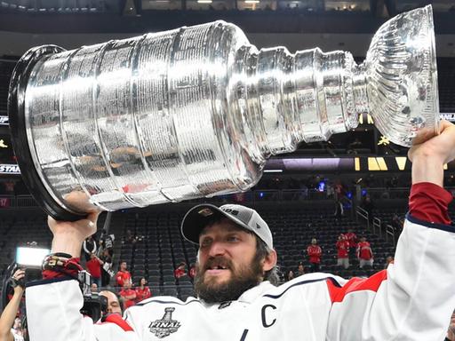 Alexander Owetschkin mit dem Stanley Cup