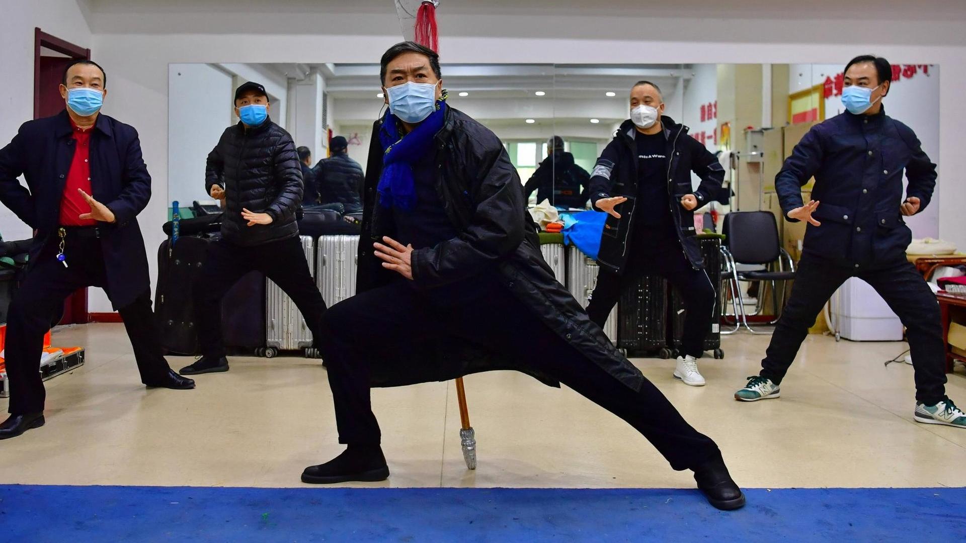 Chinesische Schauspieler tragen Mund-Nasen-Schutz bei einer gestreamten Probe in der Jin Opera in Taiyuan.