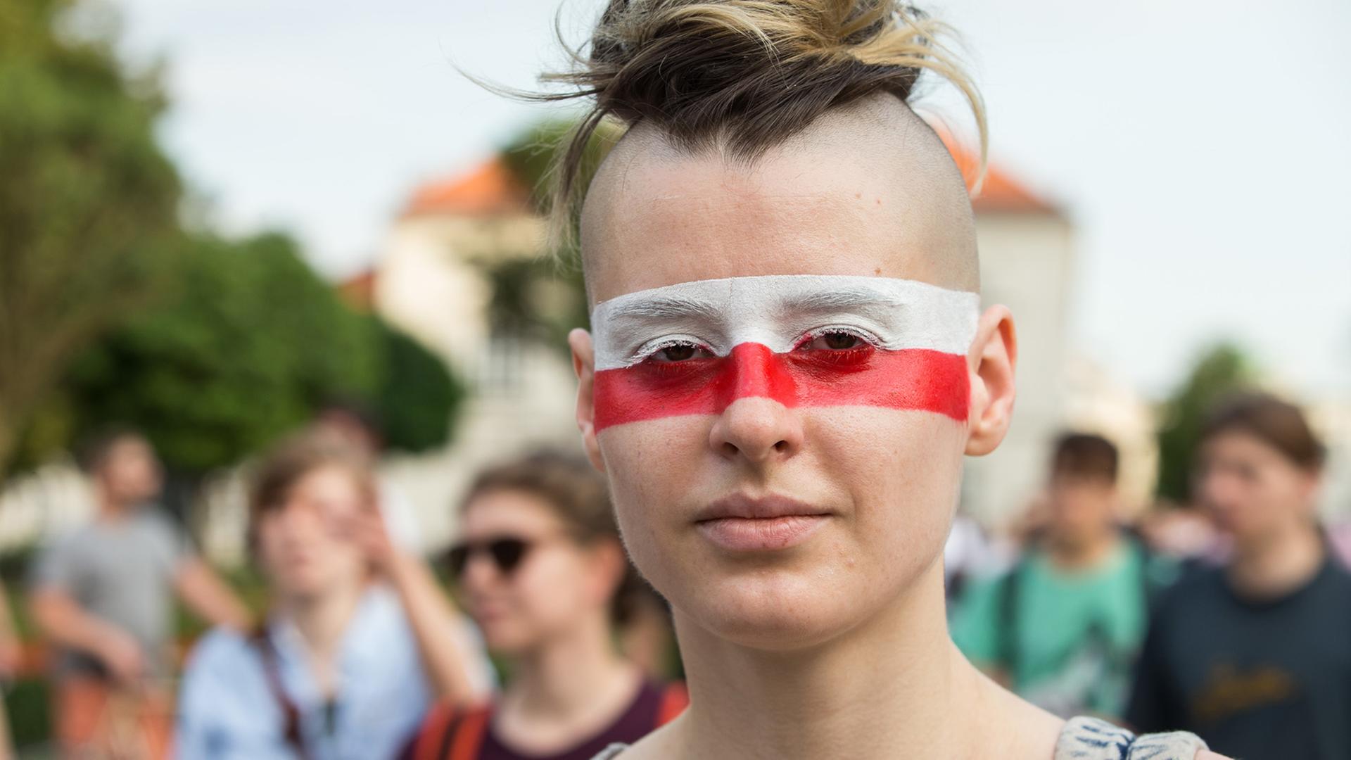Eine junge Frau protestiert gegen die Justizreform in Polen