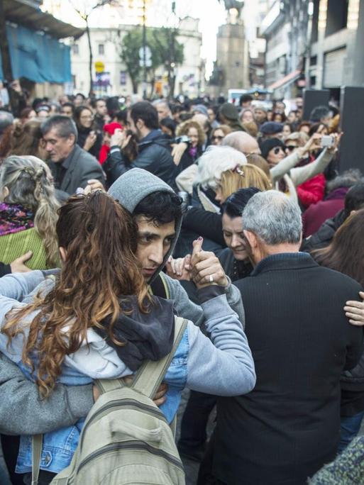 Menschen tanzen 2016 in Alltagskleidung in Buenos Aires City auf der Straße.