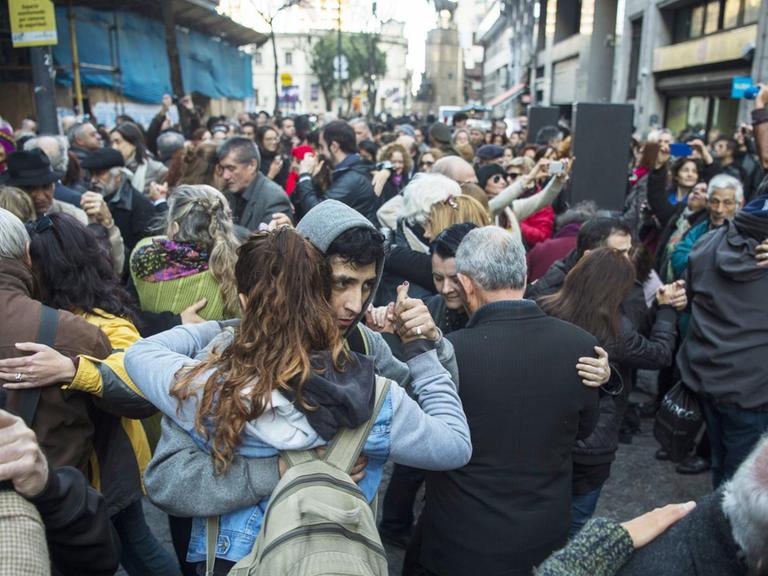 Menschen tanzen 2016 in Alltagskleidung in Buenos Aires City auf der Straße.