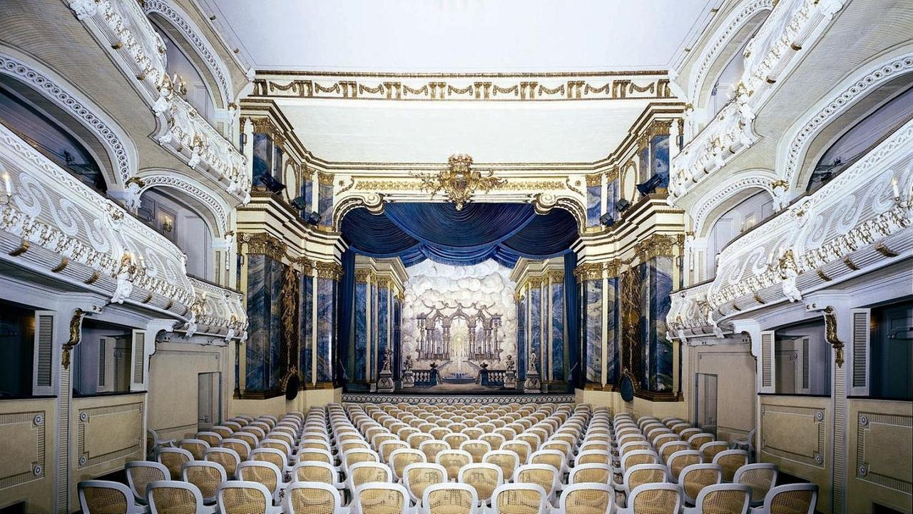 Blick auf die Bühne des Rokokotheaters des Schwetzinger Schlosses