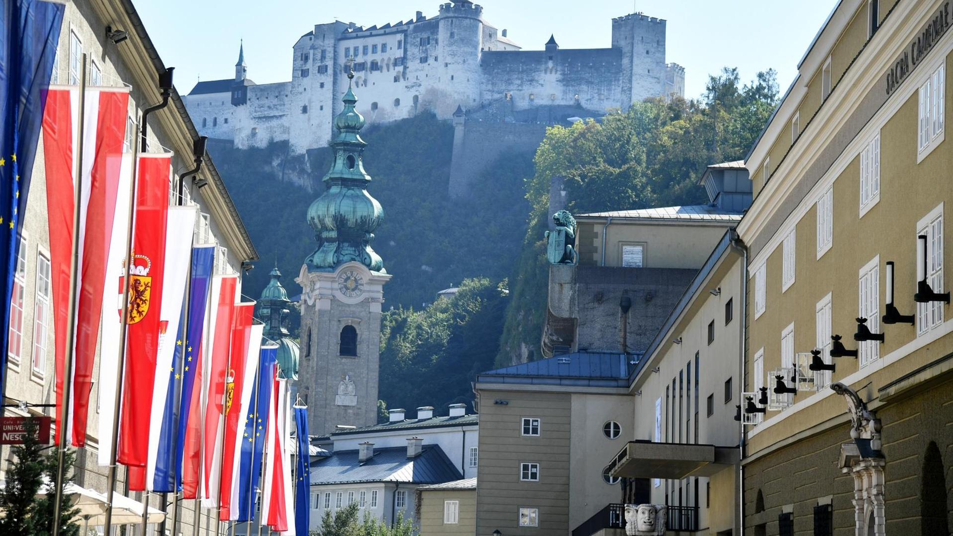 ABD0133_20180918 - SALZBURG - ÖSTERREICH: Eine EU-Fahne vor der Felsenreitschule, in der die Staats-und Regierungschefs morgen für den Informellen EU-Gipfel der Staats- und Regierungschefs (19.-20.9.) empfangen werden, am Dienstag, 18. September 2018, in Salzburg. - FOTO: APA/BARBARA GINDL |