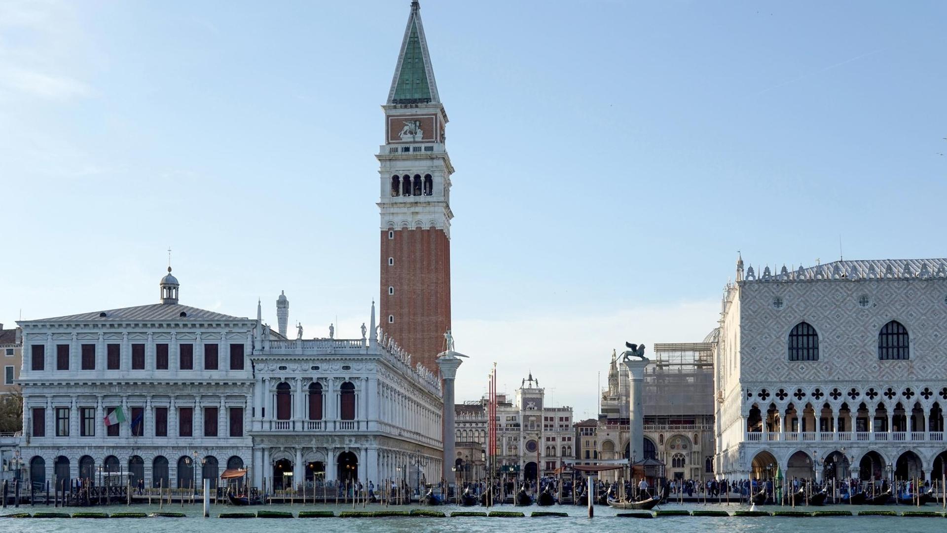 Südansicht von Markusturm und Dogenpalast (rechts) in Venedig, Italien