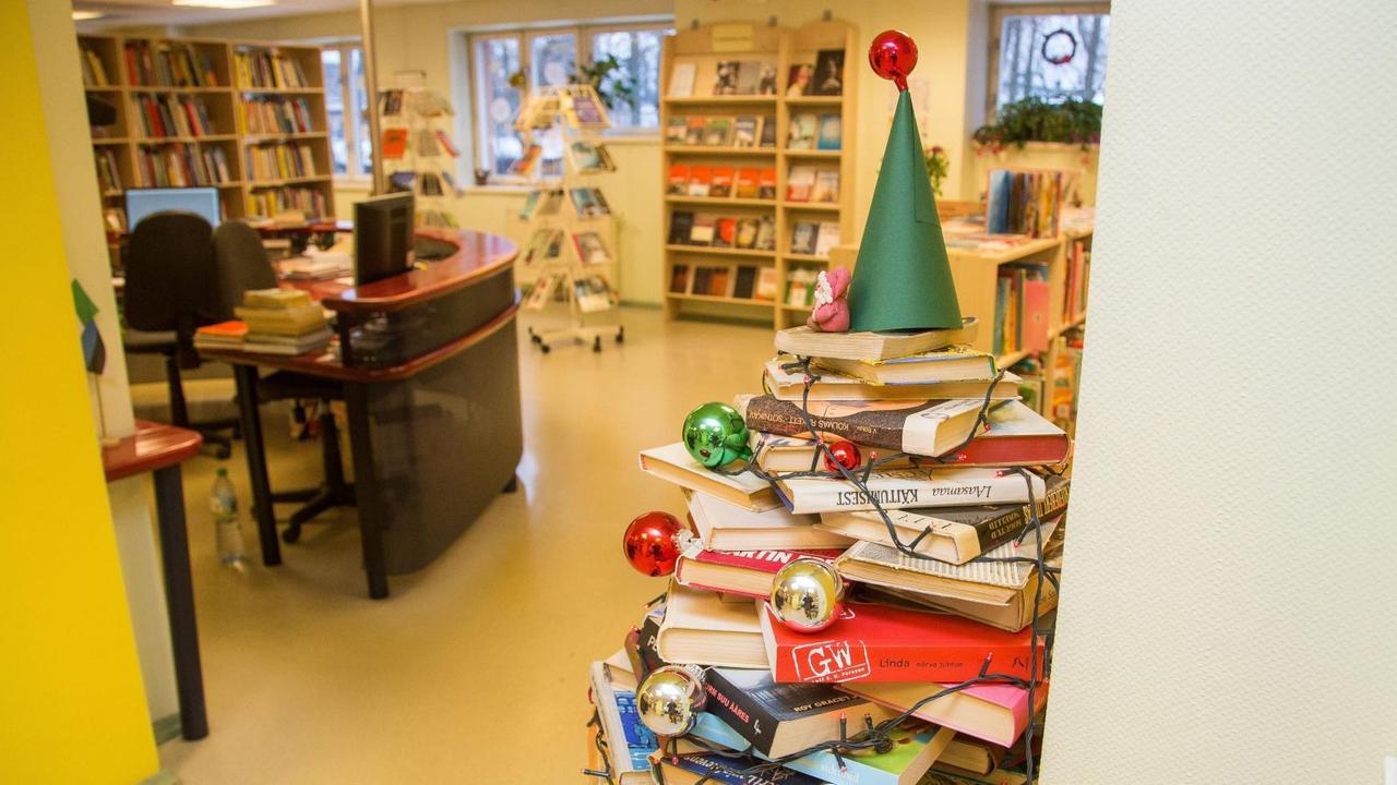 Weihnachtsbaum aus Büchern in einer estnischen Bücherei