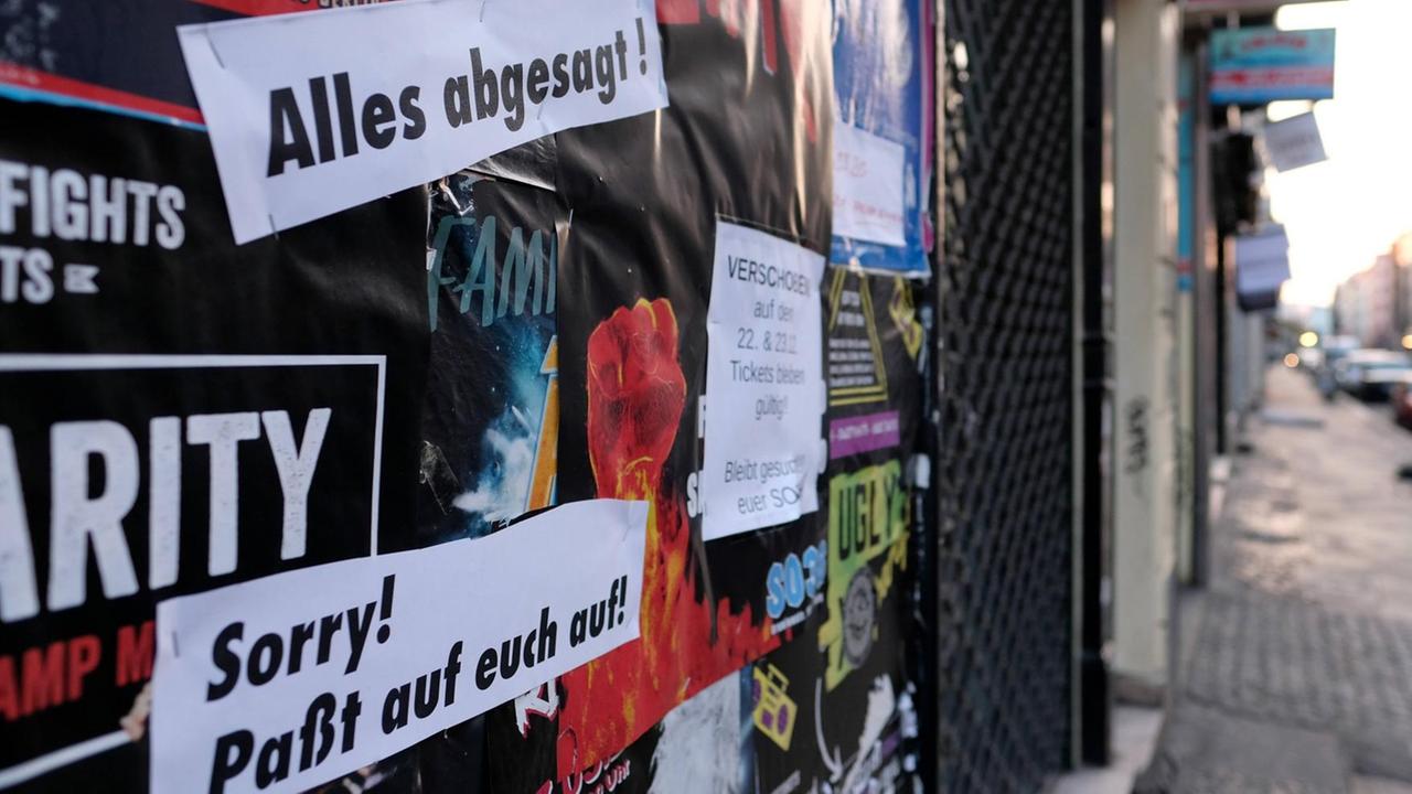 Plakatwand des Musik-Klubs SO36 in Berlin-Kreuzberg mit dem Hinweis auf die Absage aller Veranstaltungen.