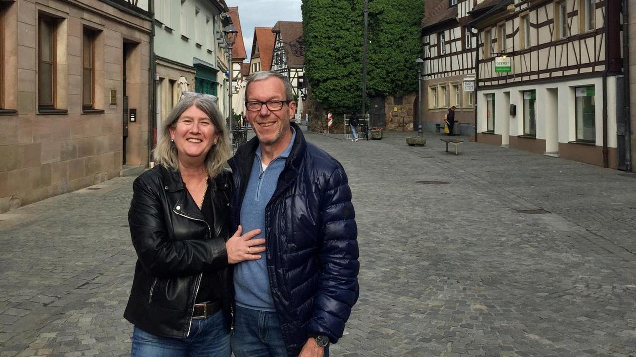 Michael Dassler mit Frau Britta (FDP-Bundestagsabgeordnete) in der Innenstadt Herzogenaurach.