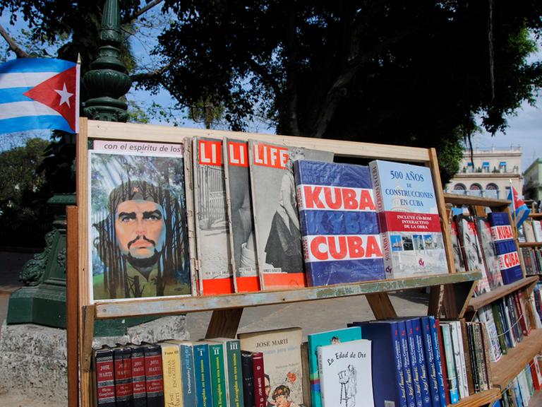 Bücherstand in Havanna, Kuba.