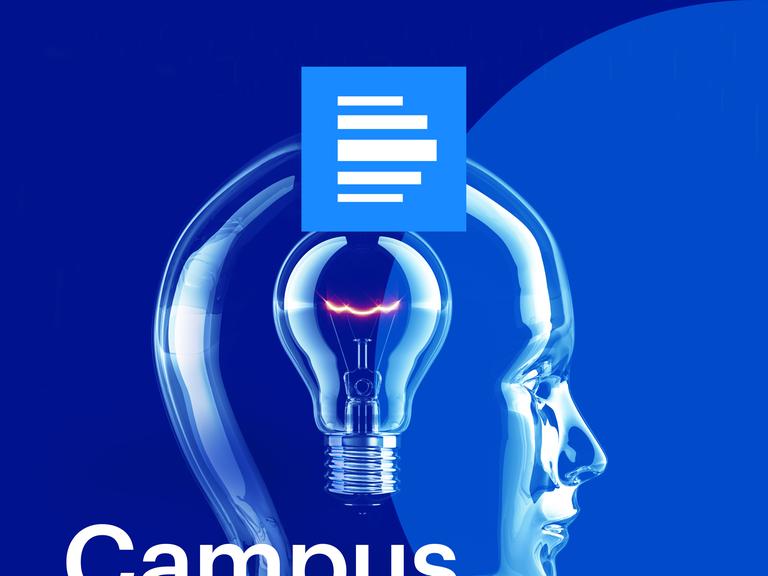 Das Bild zeigt das Podcast-Logo der Beiträge von "Campus und Karriere". Vor blauem Hintergrund ist ein gläserner, durchsichtiger Kopf zu sehen, in dem eine Glühbirne glimmt. Darüber ist zu lesen: "Campus und Karriere - Beiträge".