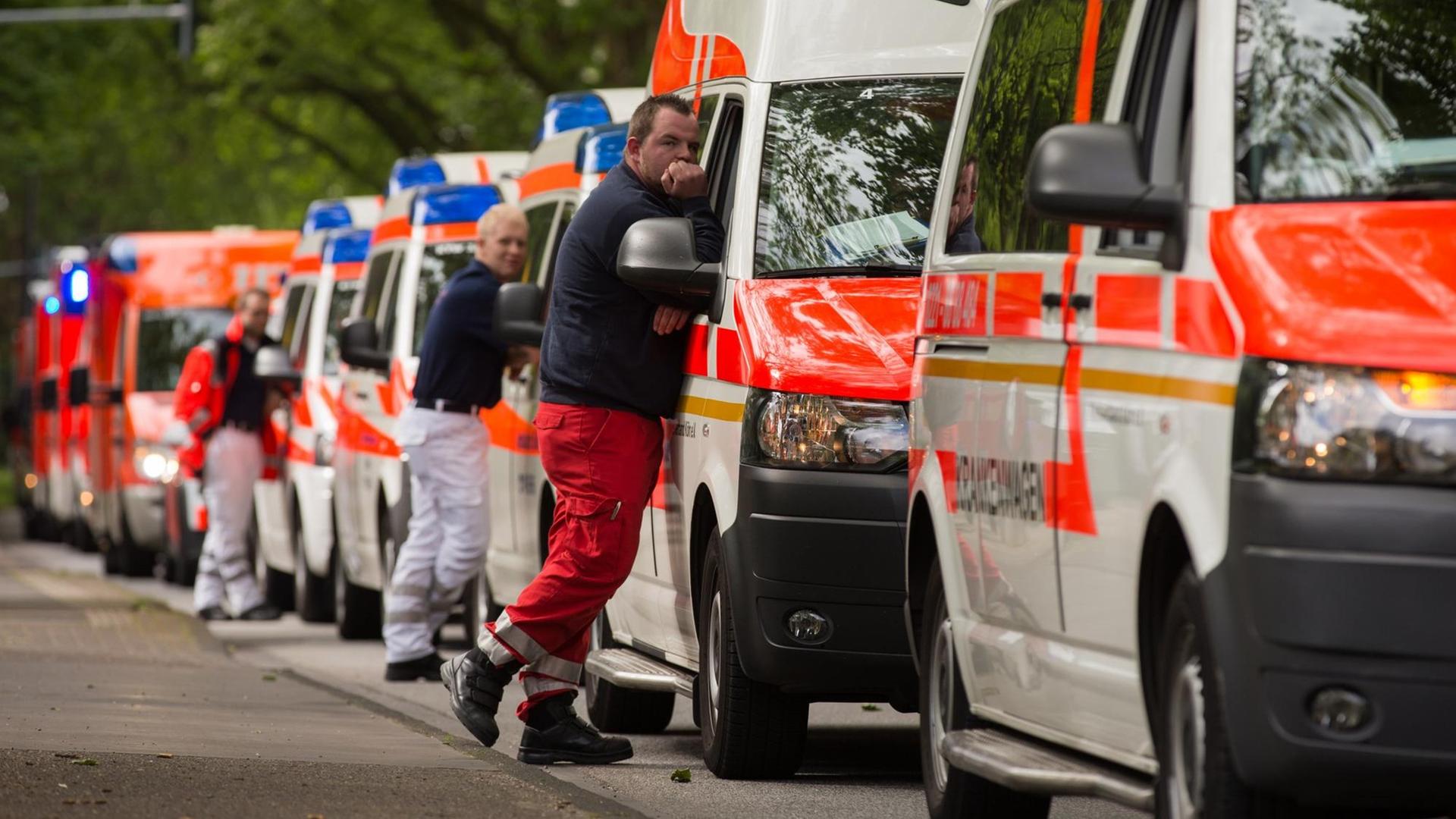 Zu sehen sind viele Rettungswagen in einer langen Schlange in Köln Zu sehen sind viele Rettungswagen in einer langen Schlange in Köln