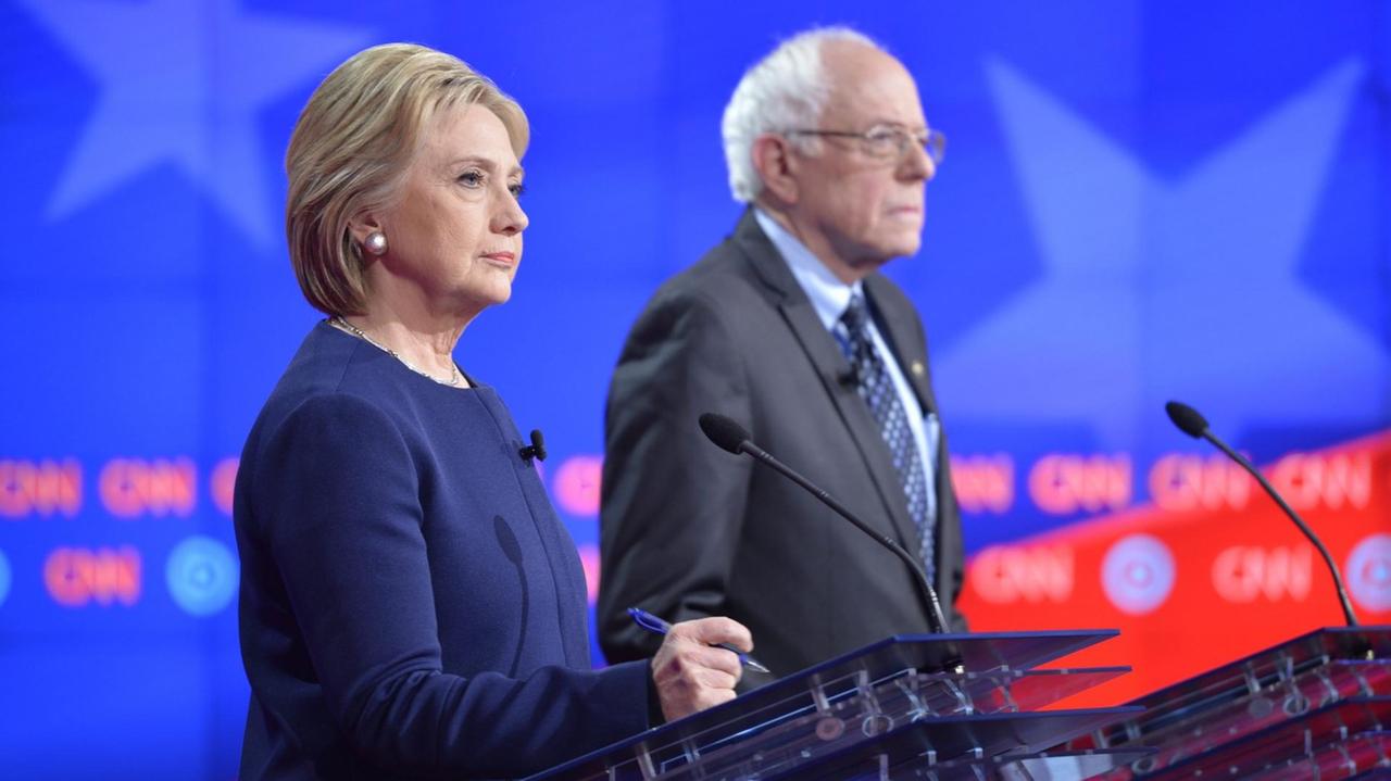 Ein Foto des US-Senders CNN zeigt Hillary Clinton neben Bernie Sanders während einer TV-Debatte der Demokraten im US-Bundesstaat Michigan.