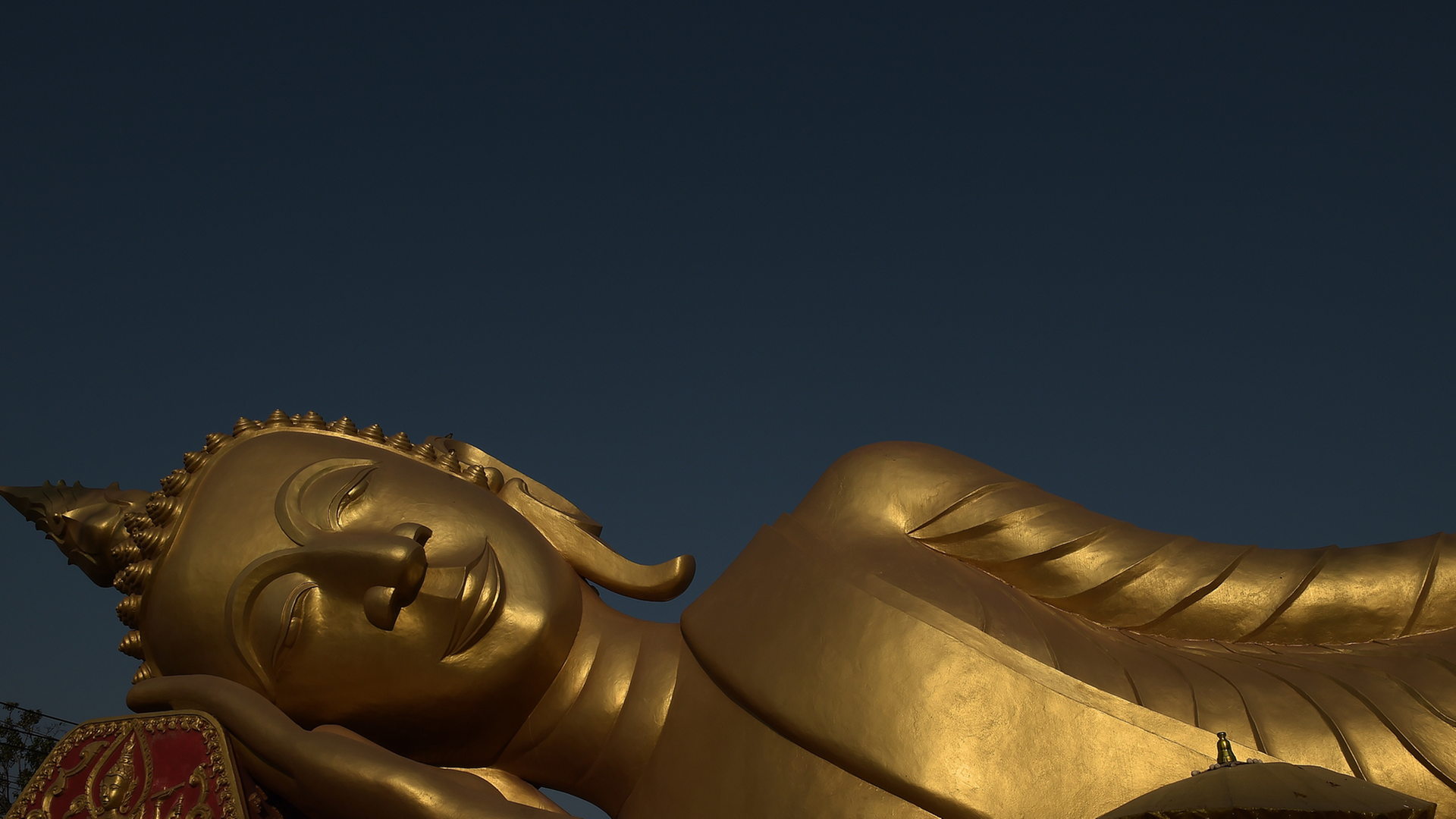 Eine liegende Buddha-Figur in Laos