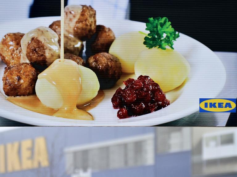 Ein Teller mit dem schwedischen Gericht Köttbullar von IKEA.