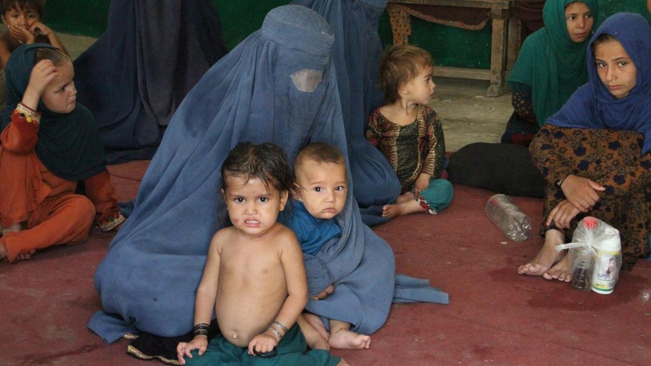 Afghanische Frauen mit ihren Kindern auf der Flucht 