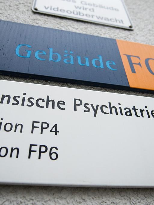 Ein Schild mit der Aufschrift "Forensische Psychiatrie" hängt an einem Stationsgebäude des Bezirkskrankenhauses in Bayreuth.