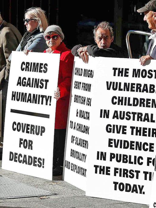 „Verbrechen gegen die Menschlichkeit“ – Im April 2017 protestieren Bürger in Melbourne bei einer Opferanhörung gegen sexuellen Missbrauch von Kindern.