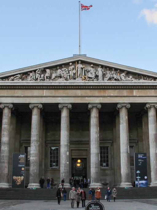 Eingangsportal des British Museum in London