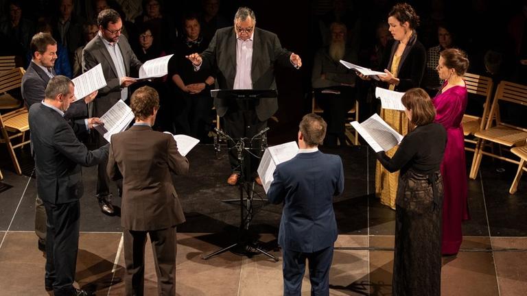 Das Huelgas Ensemble mit seinem Leiter Paul van Nevel singt bevorzugt in einer Kreisaufstellung, hier zu sehen während der Aufführung in der Leipziger Peterskirche am 27.4.2019