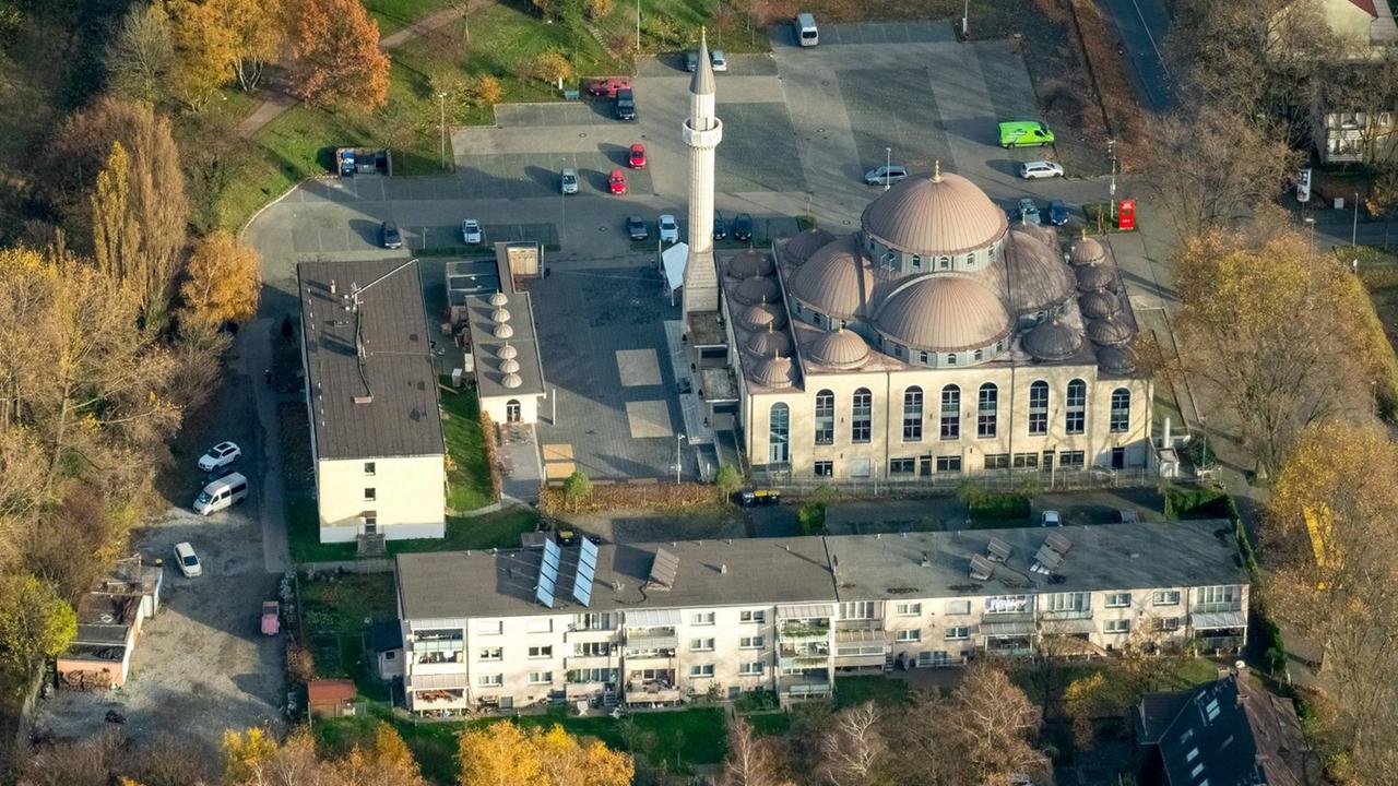 Blick von oben auf die Merkez-Moschee der Ditib in Duisburg