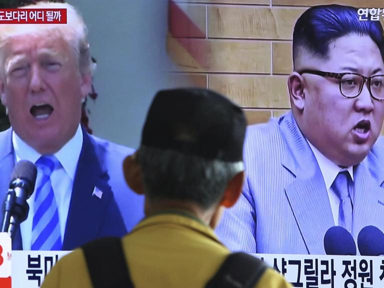 Donald Trump und Kim Jong Un auf Fernsehbildschirmen
