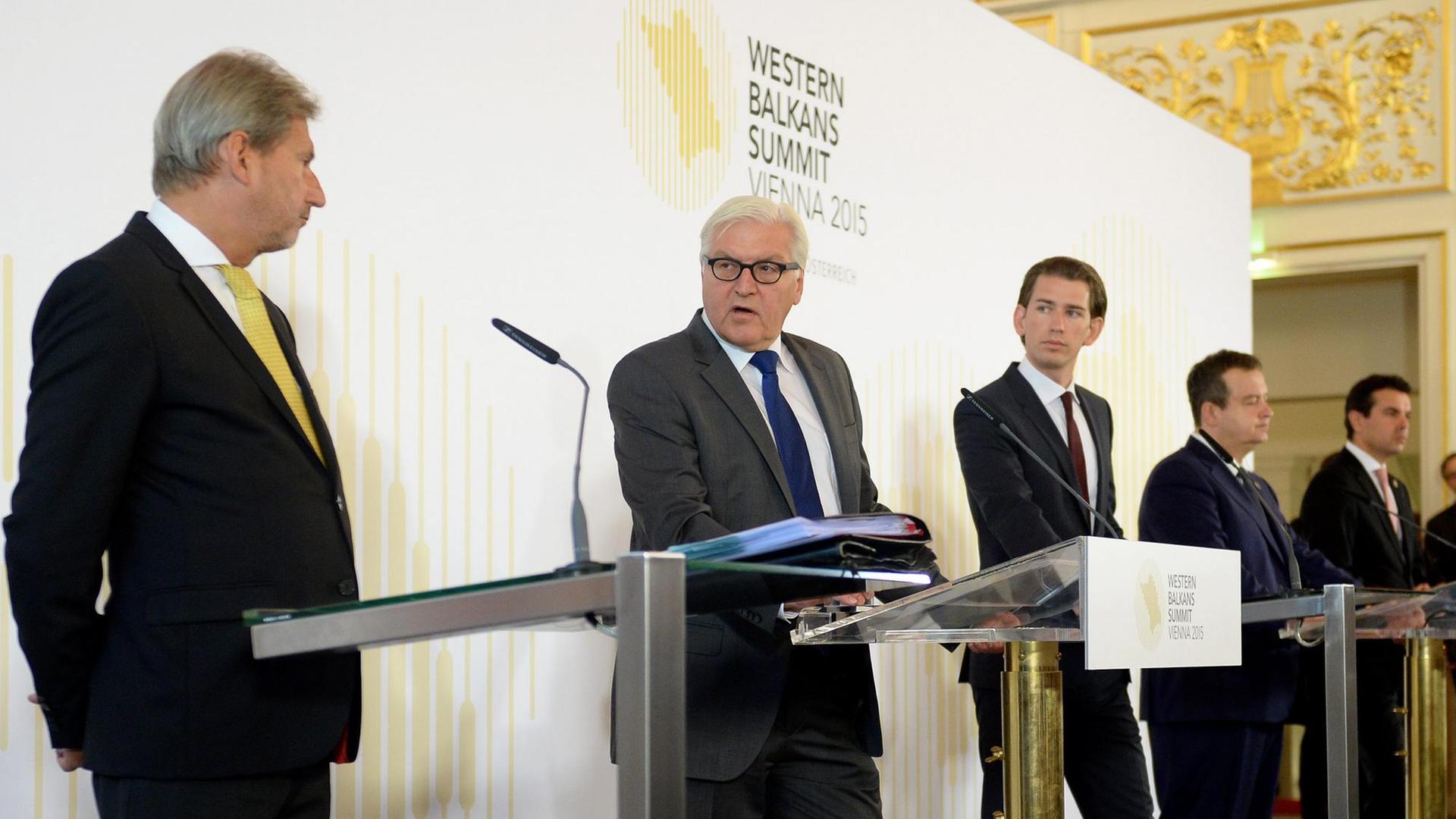 EU-Kommissar Johannes Hahn (von links), Bundesaußenminister Frank-Walter Steinmeier und Österreichs Außenminister Sebastian Kurz bei einer Pressekonferenz zum Auftakt der Westbalkan-Konferenz in Wien