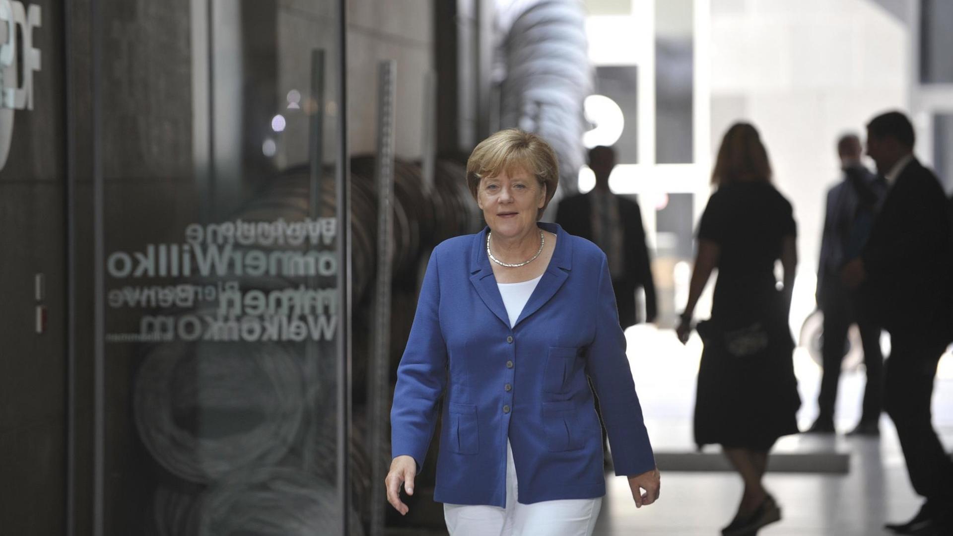 Bundeskanzlerin Angela Merkel (CDU) kommt zum ZDF-"Sommerinterview" am 16.08.2015 in Berlin.