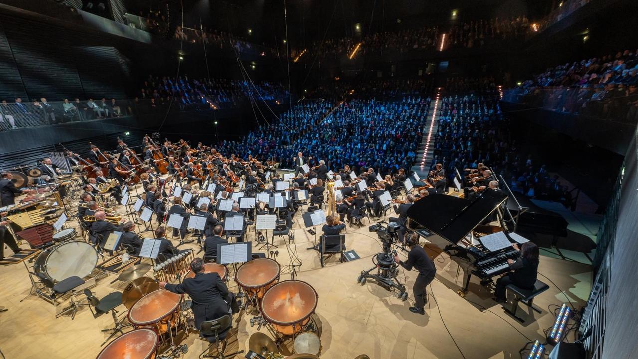 Die Münchner Philharmoniker spielen unter der Leitung von Dirigent Valery Gergiev zur Eröffnung der Isarphilharmonie im Orchestersaal.