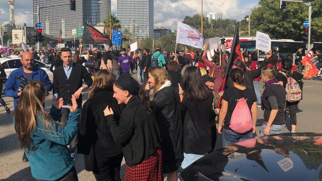 Proteste an einer Straßenkreuzung in Tel Aviv: Die Demonstration soll auf die Gewalt gegen Frauen aufmerksam machen