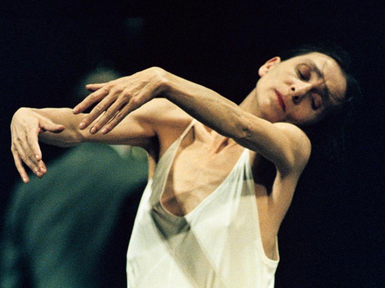 Pina Bausch führt eine Tanzfigur aus.Die weltberühmte Choreografin und Chefin des Wuppertaler Tanztheaters starb am 30. Juni 2009.