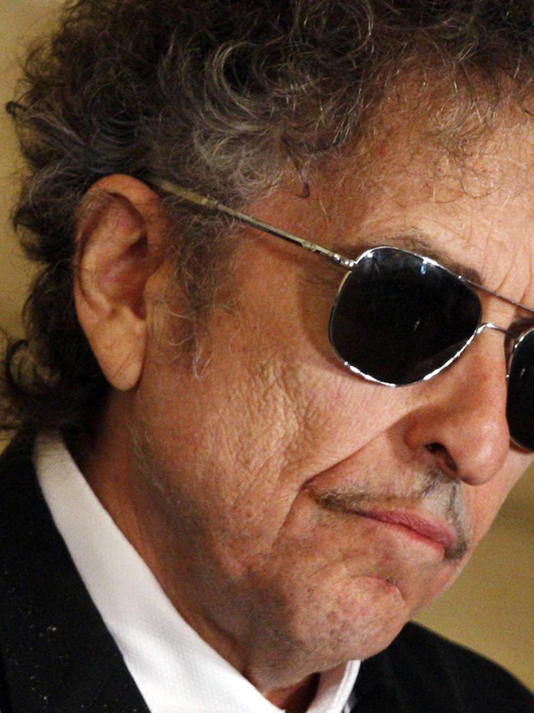 Der Musiker Bob Dylan mit schwarzer Sonnenbrille, aufgenommen bei einer Zeremonie im Weißen Haus in Washington 2012, bei der Dylan eine Friedensmedaille erhielt.