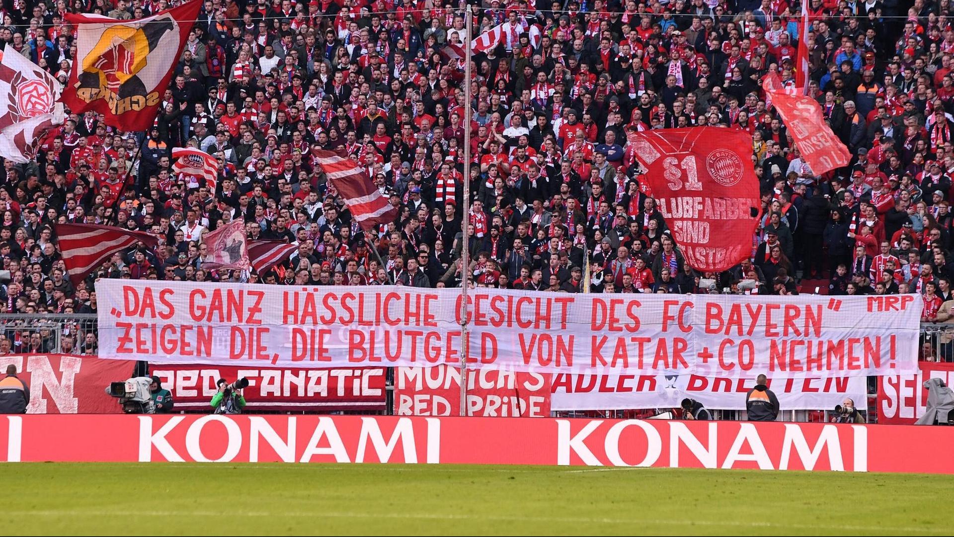 Fans hissen bei einem Fußballspiel ein Banner, auf dem steht: "Das ganz hässliche Gesicht des FC Bayern München zeigen die, die Blutgeld von Katar und Co nehmen"