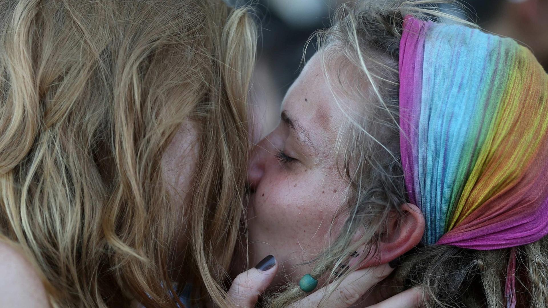 Zwei Frauen küssen sich im Rahmen einer Gay Pride Parade in Rio de Janeiro