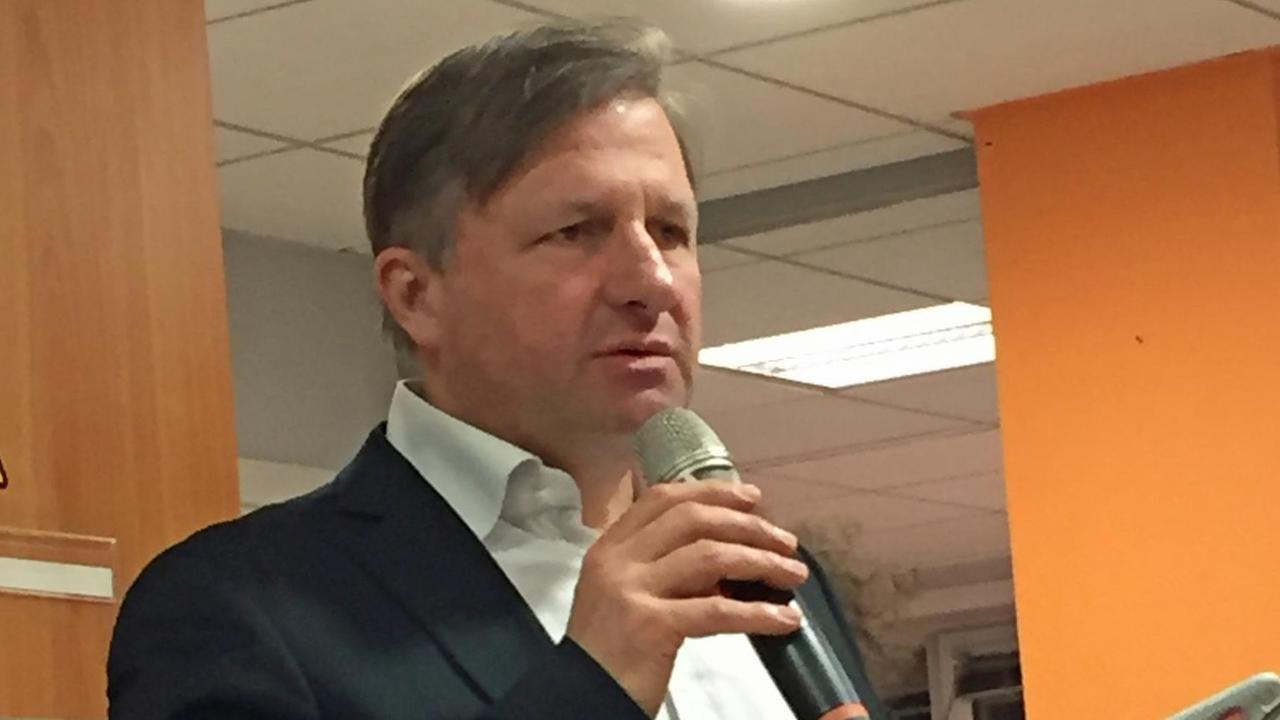 Sylvain Wasermann hält bei einer Wahlveranstaltung zur Europawahl ein Mikrofon in der Hand