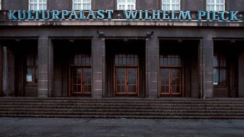 Die Fassade des Kulturhauses in Bitterfeld mit der Aufschrift in Großbuchstaben "Kulturpalast Wilhelm Pieck".