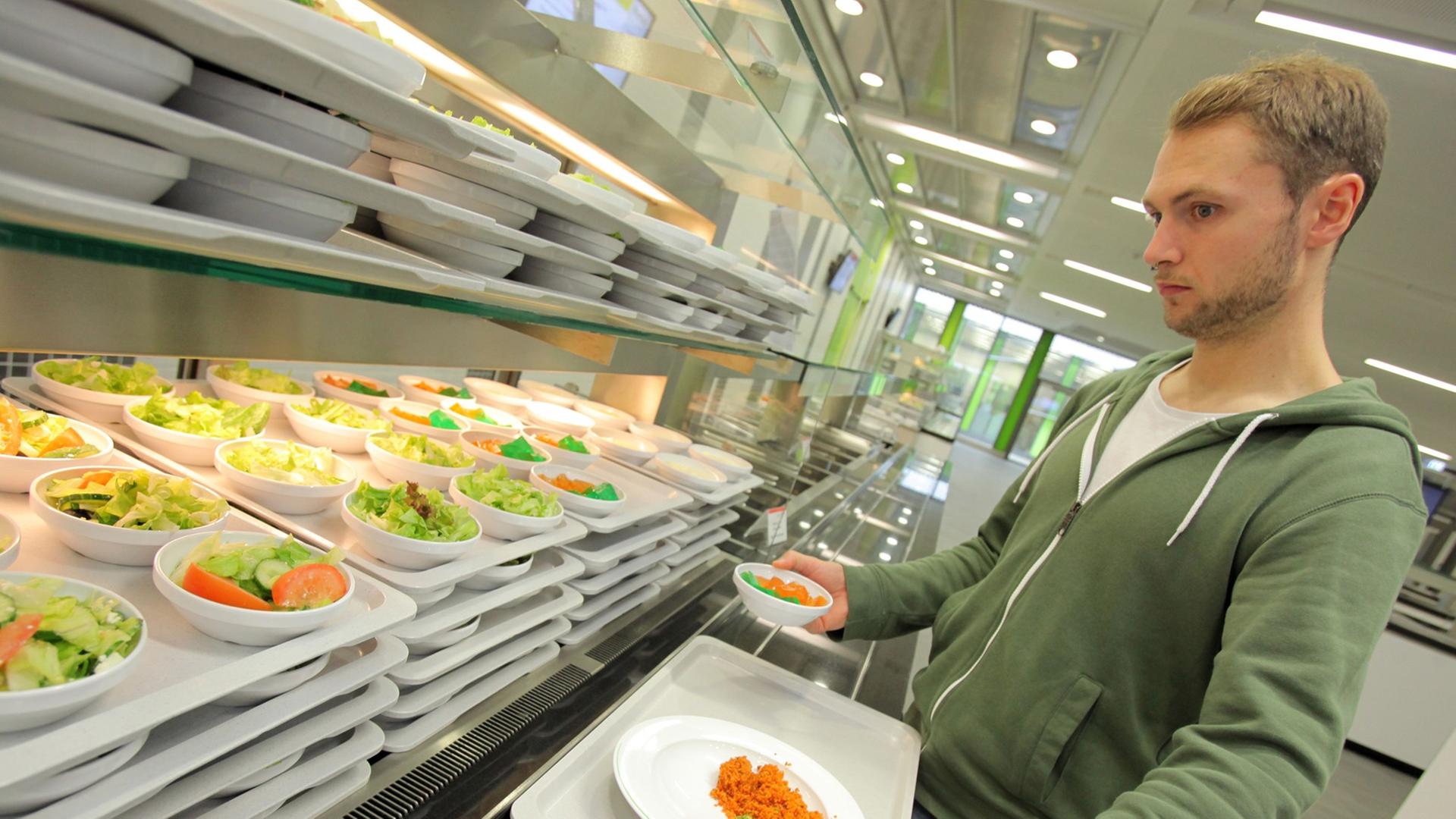Ein Student stellt sich in der neuen Bielefelder Mensa einen Salat zusammen.