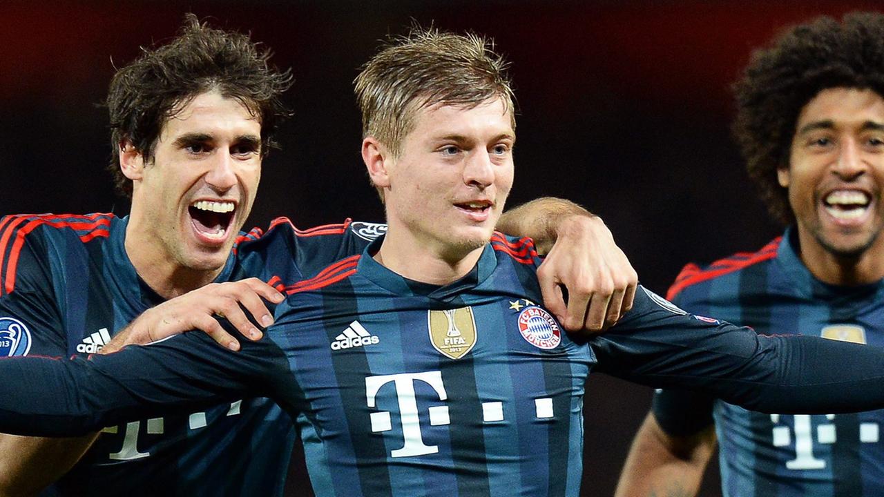 epaselect epa04089765 Bayern Munich's Toni Kroos (C) celebrates with his teammates David Alaba (L), Javi Martinez (2-L) and Dante (R) after scoring the 1-0 lead during the UEFA Champions League round of 16 first leg soccer match between Arsenal FC and Bay epaselect epa04089765 Bayern Munich's Toni Kroos (C) celebrates with his teammates David Alaba (L), Javi Martinez (2-L) and Dante (R) after scoring the 1-0 lead during the UEFA Champions League round of 16 first leg soccer match between Arsenal FC and Bay